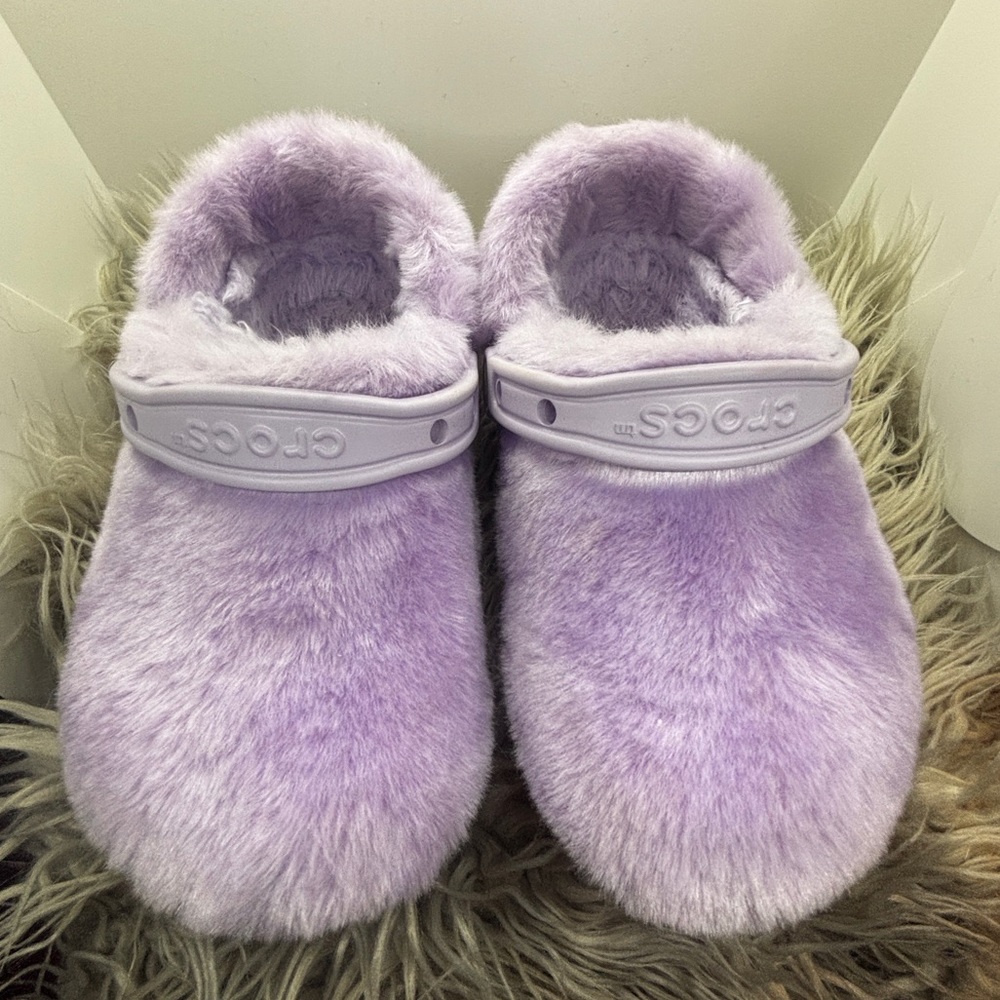 💜 CROCS 💜 Fuzzy Clogs Sz 6, but fits like a 7
